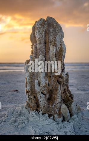 Un cliché vertical de la formation de rochers sur la plage de Clearwater, en Floride, contre le ciel du coucher du soleil Banque D'Images