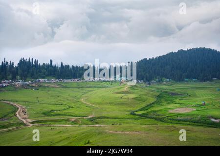 Gulmarg, connu sous le nom de Gulmarag à Kashmiri, est une ville, station de ski de colline, destination populaire de ski Banque D'Images