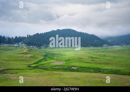 Gulmarg, connu sous le nom de Gulmarag à Kashmiri, est une ville, station de ski de colline, destination populaire de ski Banque D'Images