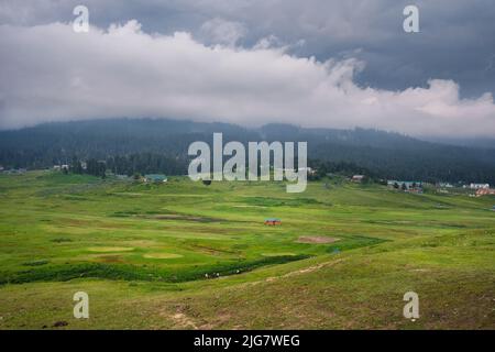 Gulmarg, connu sous le nom de Gulmarag à Kashmiri, est une ville, station de ski de colline, destination populaire de ski Banque D'Images