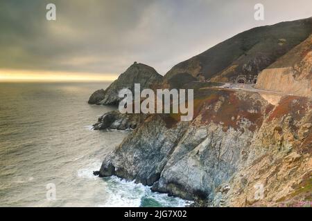 Été Foggy coucher de soleil sur Devil's Slide, nommé d'après ses bords rocailleux sujets à l'accident. Pacifica et Montara, comté de San Mateo, Californie, États-Unis. Banque D'Images