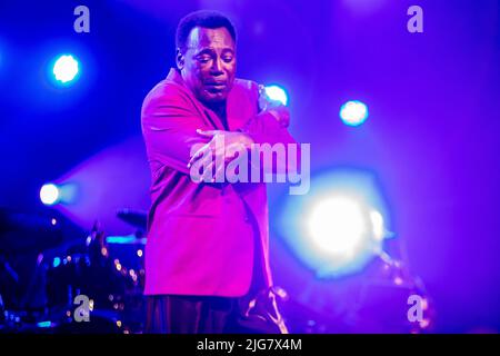 2022-07-08 15:46:23 ROTTERDAM - le chanteur américain et guitariste de jazz George Benson se produit pendant NN North Sea Jazz à Ahoy. Après l'annulation de deux éditions en raison de corona, le festival de jazz de la mer du Nord de trois jours est à nouveau en marche. ANP KIPPA PAUL BERGEN pays-bas - belgique sortie Banque D'Images