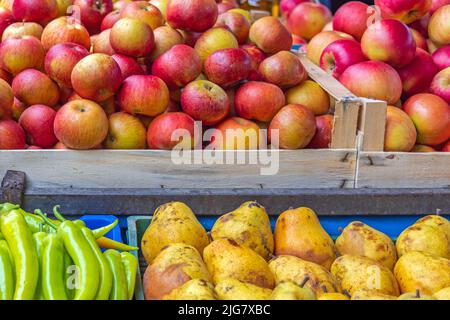 Pommes et poires biologiques en Crate sur le marché agricole Banque D'Images