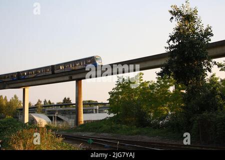 Un SkyTrain se déplaçant sur un pont à East Vancouver, Colombie-Britannique, Canada Banque D'Images