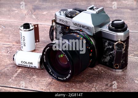 Ancien appareil photo à objectif unique Reflex 35mm de Yashica et rouleaux de film Banque D'Images