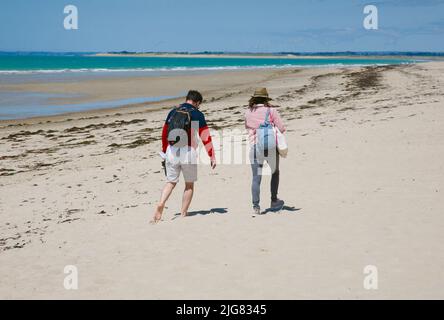 Un jeune couple sur la plage, Pirou Plage, Normandie, France, Europe Banque D'Images