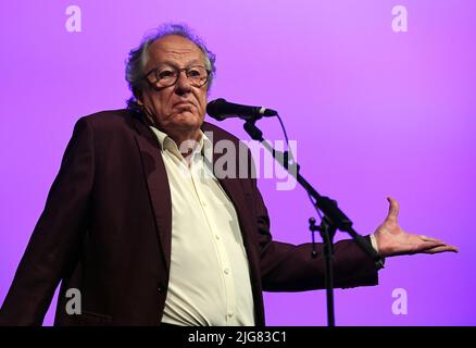 Karlovy Vary, République tchèque. 08th juillet 2022. L'acteur Geoffrey Rush présente le film Quills au Théâtre municipal dans le cadre du Festival international du film de Karlovy Vary (KVIFF) de 56th à Karlovy Vary, République Tchèque, sur 8 juillet 2022. Crédit : Katerina Sulova/CTK photo/Alamy Live News Banque D'Images