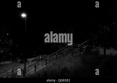 Escaliers la nuit dans la petite ville de Luckenwalde qui relie deux routes, noir et blanc Banque D'Images