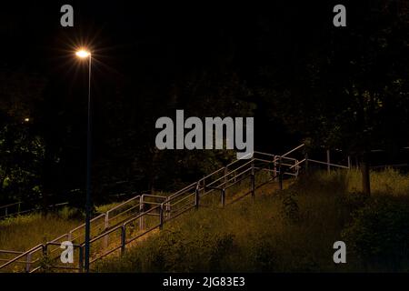 Escaliers la nuit dans la petite ville de Luckenwalde qui relie deux routes Banque D'Images