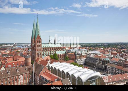 Allemagne, Schleswig-Holstein, Lübeck, vue sur la ville avec l'église Sainte Marie et l'hôtel de ville Banque D'Images