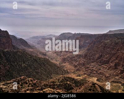 Sur la route à Wadi Dana, Jordanie. Banque D'Images