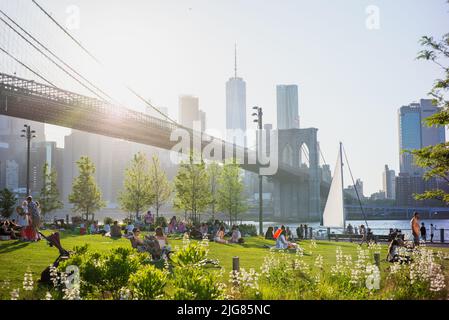 Détente au bord du pont de Brooklyn Banque D'Images