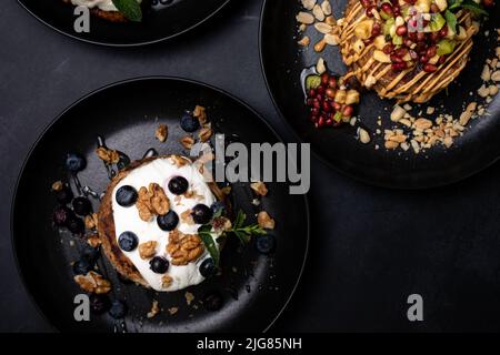 Crêpes américaines délicieuses empilez avec myrtille, gros plan, vue du dessus. Banque D'Images