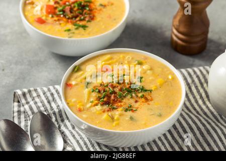 Chaudrée de maïs d'été maison avec pommes de terre et bacon Banque D'Images