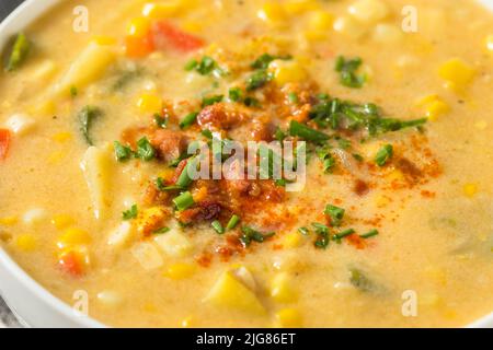 Chaudrée de maïs d'été maison avec pommes de terre et bacon Banque D'Images