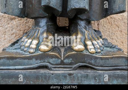 Les pieds d'une statue en bronze de San Pedro de Alcantara patron du diocèse de Caceres à Extramdura Espagne avec des bords brillants où les gens ont touché Banque D'Images