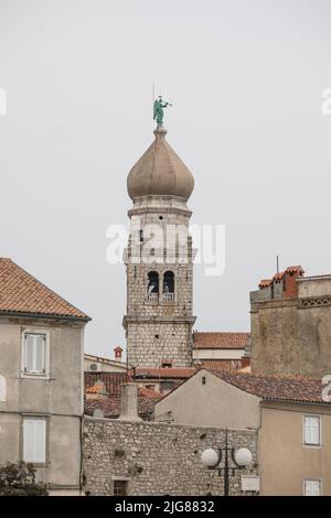 Clocher de la cathédrale, également église de l'Assomption de la Vierge Marie dans la vieille ville, ville de Krk, île de Krk, baie de Kvarner, comté de Kotar Primorje-Gorski, Croatie, Europe Banque D'Images