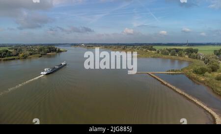 Vue aérienne de drone de la belle vue sur la rivière aux pays-Bas, en Europe. Tourné à la région de la rivière de Lek aux pays-Bas. Banque D'Images