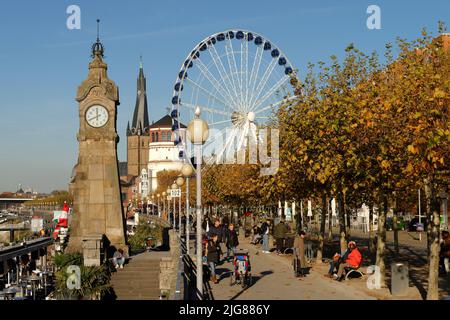 Rive du Rhin avec la tour du château, l'horloge, l'église Saint-Lambertus et la grande roue, Düsseldorf, Rhin, Rhénanie-du-Nord-Westphalie, Allemagne Banque D'Images