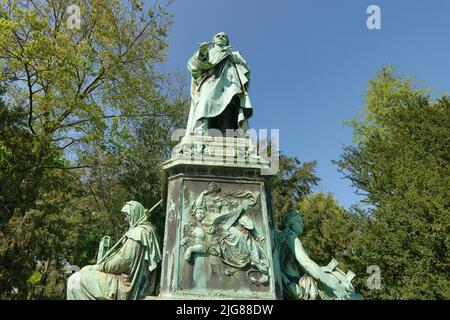 Vue sur la statue de Peter Cornelius dans la Hofgarten, Düsseldorf, Rhénanie-du-Nord-Westphalie, Allemagne Banque D'Images