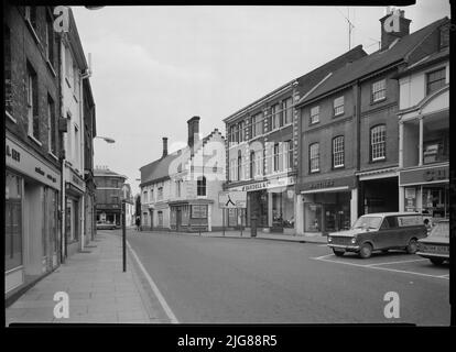 Cross Keys Hotel, Market place, North Walsham, North Norfolk, Norfolk, 09-05-1973. Vue du nord-ouest montrant l'emplacement de l'hôtel Cross Keys sur la place du marché. Banque D'Images