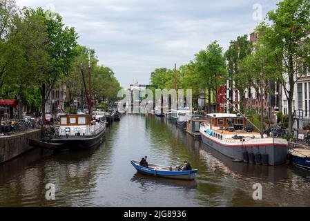 Canal avec bateaux à moteur, Amsterdam, pays-Bas Banque D'Images