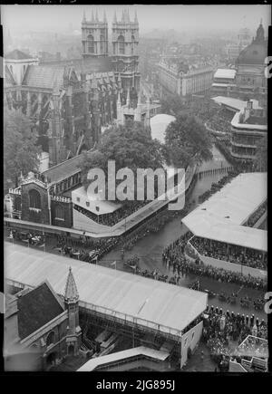 Couronnement de la reine Elizabeth II, Parliament Square, Cité de Westminster, Greater London Authority, 02-06-1953. Un haut de la Tour de l'horloge au Palais de Westminster en regardant vers l'abbaye de Westminster, montrant des foules de personnes dans des stands temporaires, en regardant le couronnement de la reine Elizabeth II Banque D'Images