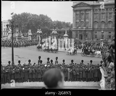 Couronnement de la reine Elizabeth II, The Mall, City of Westminster, Greater London Authority, 02-06-1953. Vue depuis le Queen Victoria Memorial, montrant des foules de personnes observant la procession du couronnement de la reine Elizabeth II alors qu'elle quitte le palais de Buckingham. Banque D'Images