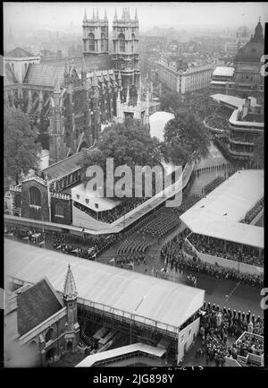 Couronnement de la reine Elizabeth II, Parliament Square, Cité de Westminster, Greater London Authority, 02-06-1953. Un haut de la Tour de l'horloge au Palais de Westminster en regardant vers l'abbaye de Westminster, montrant des foules de personnes dans des stands temporaires, en regardant le couronnement de la reine Elizabeth II Banque D'Images