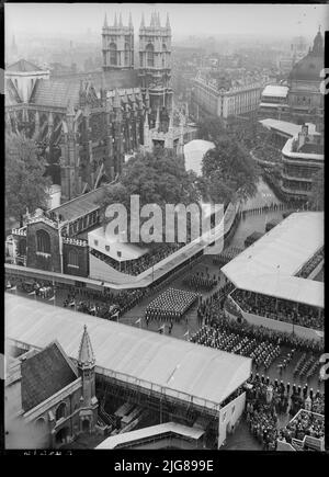 Couronnement de la reine Elizabeth II, Parliament Square, Cité de Westminster, Greater London Authority, 02-06-1953. Un haut de la Tour de l'horloge au Palais de Westminster en regardant vers l'abbaye de Westminster, montrant des foules de personnes dans des stands temporaires, en regardant le couronnement de la reine Elizabeth II Banque D'Images