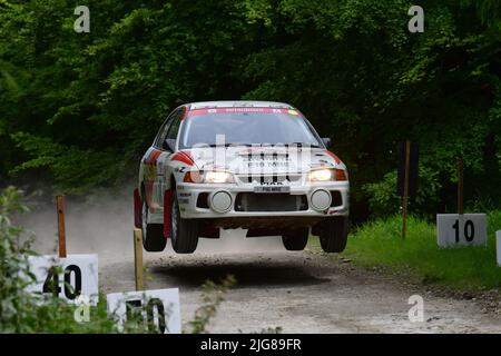 Bien loin du sol, Stephen Chamberlain, Mitsubishi Evo IV, Dawn of Modern Rally, Forest Rally Stage, Goodwood Festival of Speed, The Innovators - Banque D'Images