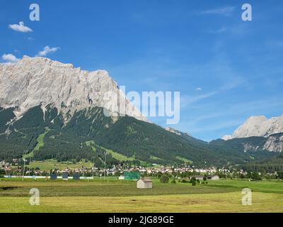 La pittoresque vallée de Ehrwalder Becken et le mont Zugspitze contre un ciel bleu en Allemagne Banque D'Images