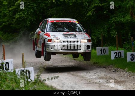 Eh bien Airbourne au saut de Finn de vol, Stephen Chamberlain, Mitsubishi Evo IV, Dawn of Modern ralliing, Forest Rally Stage, Goodwood Festival of Spee Banque D'Images