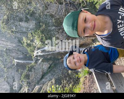 Deux enfants à la cascade près de Scharnitz, nature, montagnes, eau, activité, Région de Seefeld, Leutasch, Mösern, Reith, Scharnitz, Tirols Hochplateau, Scharnitz, Tyrol, Autriche Banque D'Images