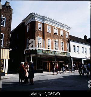 Marks and Spencer, 16-18, rue East, Chichester, West Sussex, 1970s-1990s. Le magasin Marks and Spencer situé au 16-18 East Street, vu du sud-ouest avec un groupe de clients parlant au premier plan. Le magasin a ouvert ses portes en novembre 1935. Plus tard, il est devenu M&amp;S Foodhall. Banque D'Images