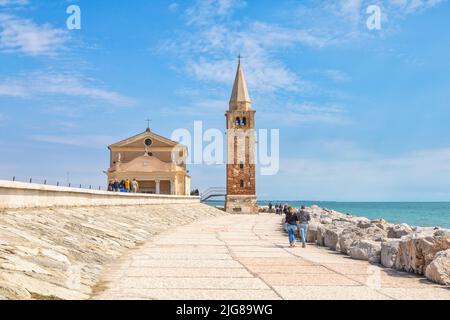 Italie, Vénétie, province de Venise, ville de Caorle, église notre-Dame de l'Ange sur la promenade Banque D'Images