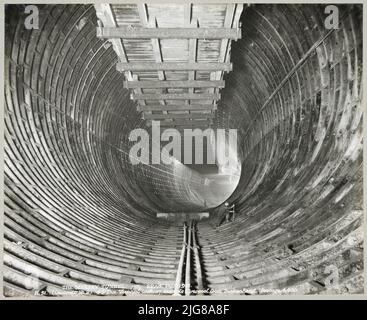 Queensway tunnel, Liverpool, 22-02-1931. Un homme travaille à la construction du tunnel Queensway, montrant la doublure en fonte dans la section sous-rivière du tunnel principal. L'impression est annotée : 'contrat n° 2', et '44' Dia. Tunnel en direction de Liverpool depuis Birkenhead. Métrage 4 400.' Banque D'Images
