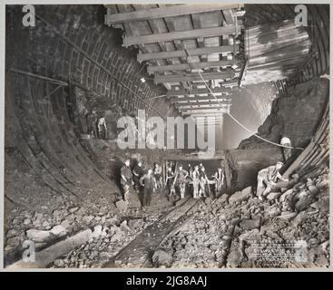 Queensway tunnel, Liverpool, 1929 - 1930. Vue du tunnel Queensway partiellement construit, montrant un groupe de travailleurs excavant la moitié inférieure du tunnel principal. Banque D'Images