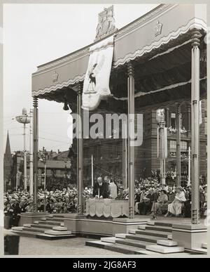 Queensway tunnel, Liverpool, 18-07-1934. La cérémonie d'ouverture du tunnel Queensway, montrant le roi George V en appuyant sur le bouton pour lever les rideaux jusqu'à l'entrée du tunnel. Banque D'Images