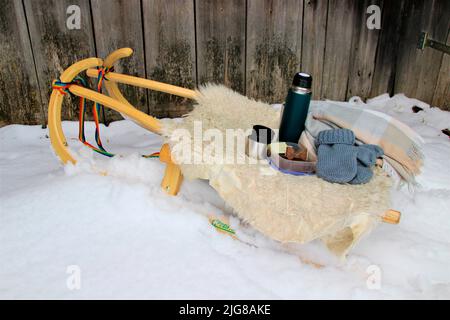 Randonnée d'hiver près de Mittenwald, luge devant les paysages de montagne dans la neige, pause, snack, repos, Bavière, Haute-Bavière, Allemagne, vacances, hiver, Banque D'Images