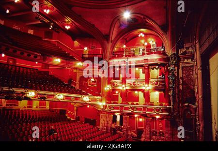 Bristol Hippodrome Theatre, St Augustine's Parade, Bristol, ville de Bristol, 1970 - 2015. L'auditorium du Bristol Hippodrome Theatre. Le Bristol Hippodrome Theatre a ouvert ses portes en 1912. L'auditorium est en grande partie intact malgré les dégâts causés par le feu en 1940s. Banque D'Images