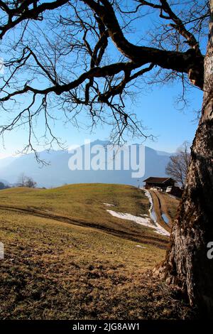 Le printemps se déplace dans le pays sur le chemin de l'Eckbauer au Wamberg, en arrière-plan le Kramer sur Garmisch-Partenkirchen, Allemagne, Bavière, haute-Bavière, vallée de Loisach Banque D'Images