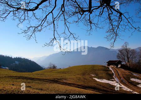 Le printemps se déplace dans le pays sur le chemin de l'Eckbauer au Wamberg, en arrière-plan le Kramer sur Garmisch-Partenkirchen, Allemagne, Bavière, haute-Bavière, vallée de Loisach Banque D'Images