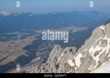 Mittenwald, Krün, Wallgau, Estergebirge en arrière-plan, vue de la station de montagne de Karwendelbahn, Werdenfelser Land, haute-Bavière, Bavière, Allemagne, Europe Banque D'Images