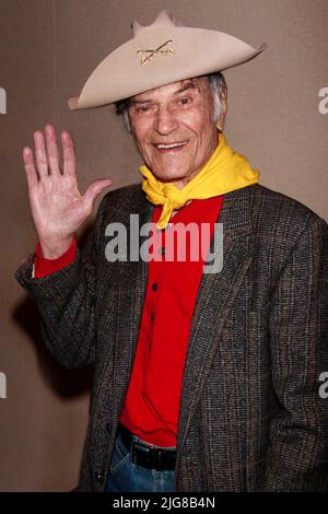 **PHOTO DE FICHIER** Larry Storch est décédé. NEW YORK, NY- OCT 15 : Larry Storch assistant à la conférence World con III du Capitaine Celluloïde au Midtown Holiday Inn, sur 15 octobre 2010, à New York. Crédit : Joseph Marzullo/MediaPunch Banque D'Images