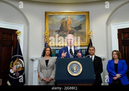 LE président DES ÉTATS-UNIS, Joe Biden, prononce un discours avant de signer un décret-cadre sur la protection de l'accès aux services de santé génésique, à côté du vice-président Kamala Harris, Xavier Becerra, secrétaire à la Santé et aux Services humains, et Lisa Monaco, sous-procureure générale du Département de la Justice des États-Unis, dans la salle Roosevelt de la Maison Blanche à Washington sur 8 juillet 2022. Photo par Yuri Gripas/Pool/Sipa USA crédit: SIPA USA/Alay Live News Banque D'Images