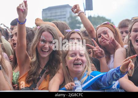 Glasgow, Royaume-Uni. 08th juillet 2022. TOM GRENNAN et son groupe ont joué le festival de musique TRNSMT à Glasgow Green, Glasgow, Écosse, Royaume-Uni. Le festival, qui dure trois jours, devrait être complet avec des milliers de fans de musique de partout au pays. C'est la première fois que le festival a lieu depuis les écluses de Covid. Crédit : Findlay/Alay Live News Banque D'Images