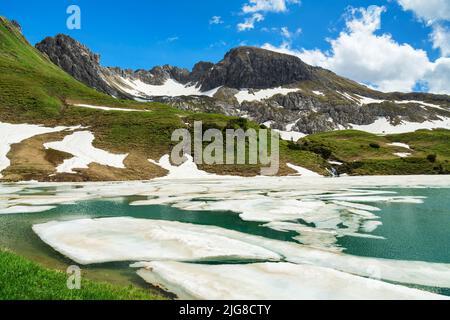 Le lac de Schrecksee dégelé par une journée ensoleillée au début de l'été. Allgäu Alpes, Bavière, Allemagne, Europe Banque D'Images