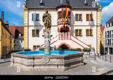 La vieille ville historique de Volchach sur le main en Basse-Franconie avec l'hôtel de ville et la fontaine sur la place du marché Banque D'Images