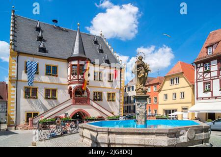 La vieille ville historique de Volchach sur le main en Basse-Franconie avec l'hôtel de ville et la fontaine sur la place du marché Banque D'Images